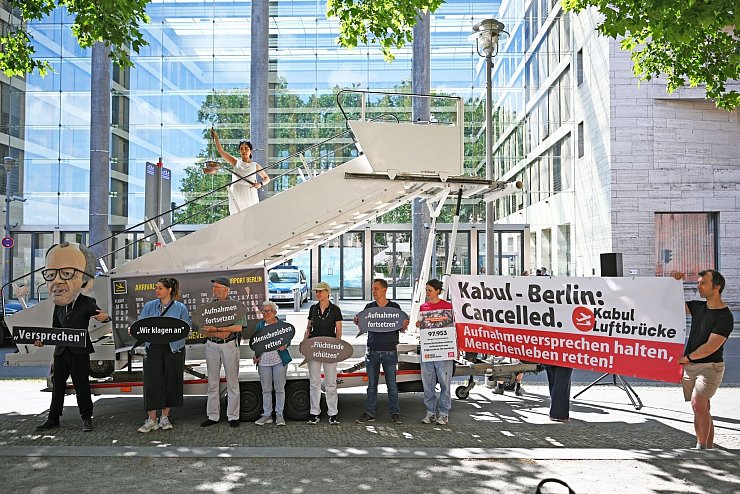 Aktivsten unterstützen mit Protestaktion Klagen von Afghanen gegen die Bundesregierung. (Archivbild) - © Michael Brandt/dpa