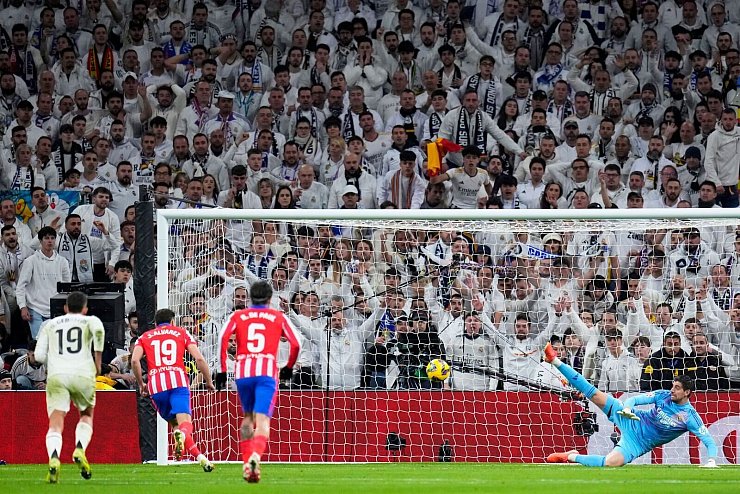 Gegentreffer für Real Madrid von Punkt. Torhüter Courtois ist machtlos. - © Manu Fernandez/AP/dpa