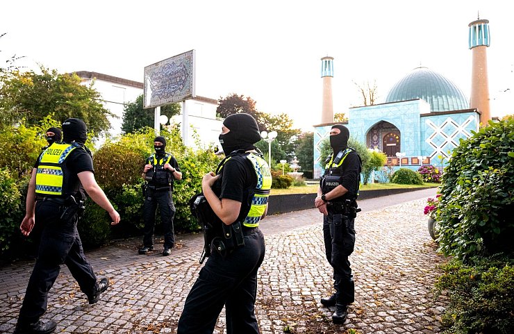 Polizisten stehen am Morgen vor der Imam Ali Moschee in Hamburg. - © Daniel Bockwoldt/dpa