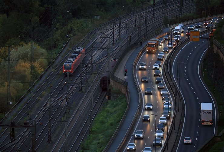 Die Verbände fordern in der Verkehrspolitik einen Paradigmenwechsel und weniger Fokus auf das Auto. (Archivbild) - © Karl-Josef Hildenbrand/dpa
