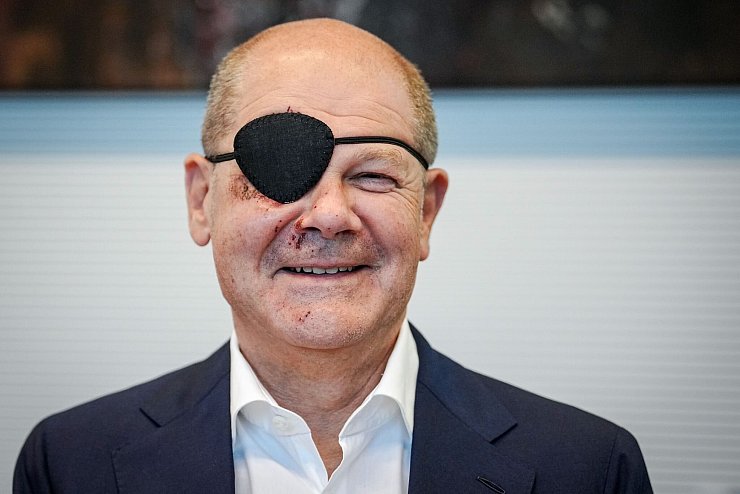 Nach einem Sportunfall nimmt Bundeskanzler Olaf Scholz (SPD) mit Augenklappe an der Fraktionssitzung seiner Partei teil. - © Kay Nietfeld/dpa