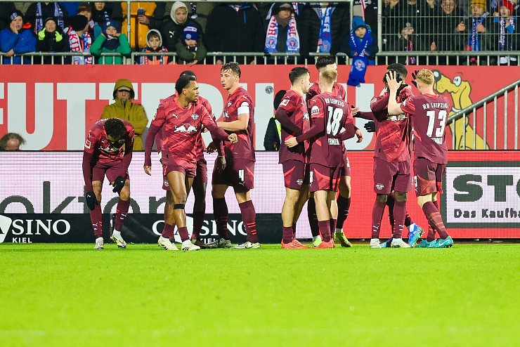 Leipziger Jubel: Die Talfahrt in der Liga ist erst einmal gestoppt. - © Frank Molter/dpa
