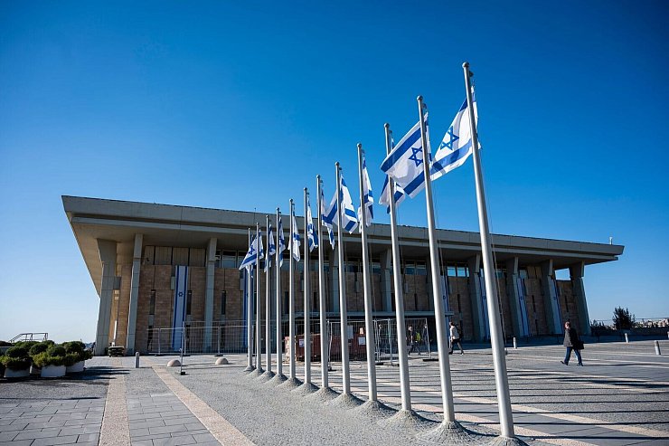 Das israelische Parlament billigte die Gesetzesentwürfe zum Palästinenserhilfswerk mit überwältigender Mehrheit. - © Christophe Gateau/dpa