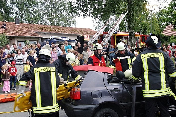 Hier wird der Ernstfall geprobt: Die Feuerwehrleute zerschneiden den Golf, um das "Opfer" liegend bergen zu können. 