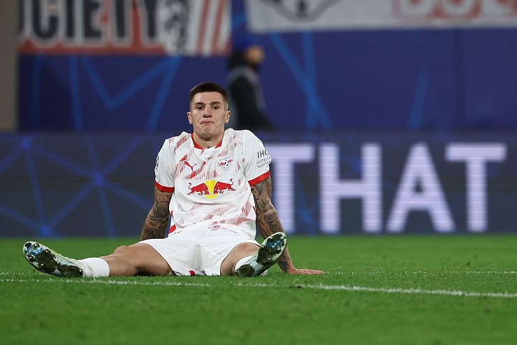 RB-Doppeltorschütze Benjamin Sesko sitzt nach dem 2:3 enttäuscht auf dem Rasen. - © Jan Woitas/dpa