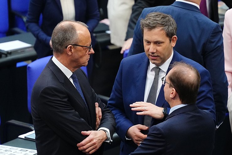 Noch verhandeln sie über eine Regierungsbildung: Merz, Klingbeil und CSU-Landesgruppenchef Alexander Dobrindt. (Archivbild) - © Kay Nietfeld/dpa