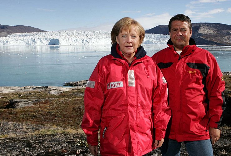 Die Kanzlerin und ihr Vize im Partnerlook vor dem Gletscher: 2007 besuchten Merkel und Gabriel gemeinsam Grönland. (Archivbild) - © picture alliance / dpa