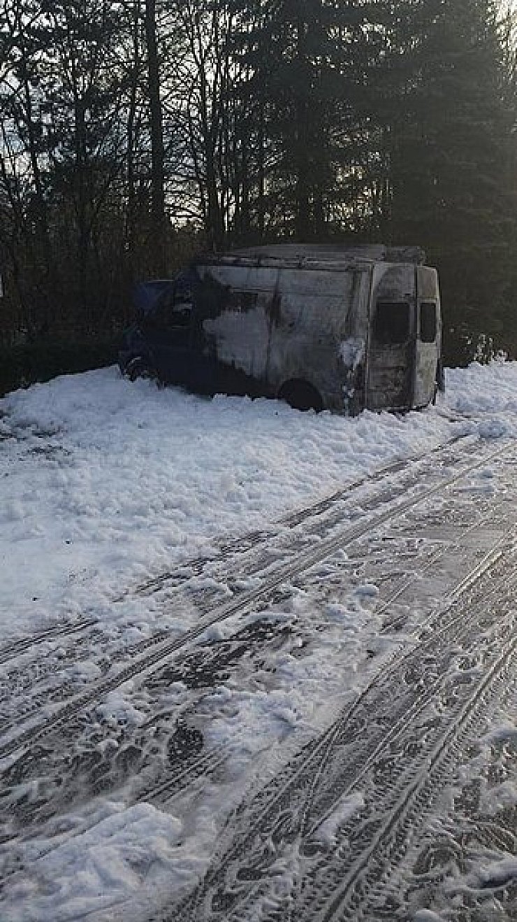 Der Transporter brannte vollständig aus. - © Leserfoto: Friederike Bewig