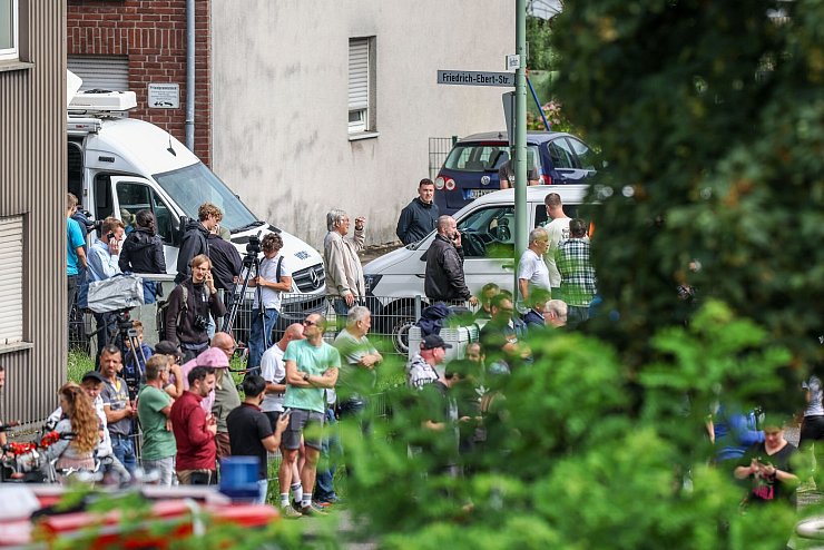 Die Sprengung lockte nicht nur Anwohner, sondern auch andere Schaulustige. - © Christoph Reichwein/dpa