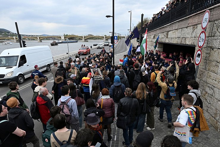 Anhänger der Opposition demonstrieren vor dem Parlament gegen die Verfassungsänderungen, durch die non-binäre Personen nicht als solche anerkannt werden und Verbote öffentlicher Veranstaltungen nicht-heresosexueller Gemeinschaften möglich machen. - © Tibor Illyes/MTI/AP/dpa