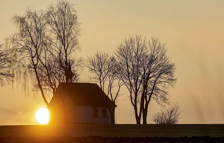 Tagsüber scheint an vielen Orten die Sonne. - © Thomas Warnack/dpa