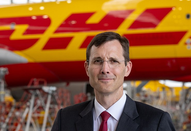 Sieht seine Firma weiter im Aufwind: DHL-Chef Tobias Meyer. - © Hendrik Schmidt/dpa