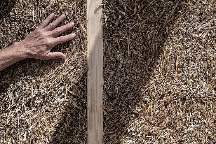 Strohballen sind als Dämmstoff günstig, nachhaltig und energetisch hochwertig. - © Swen Pförtner/dpa