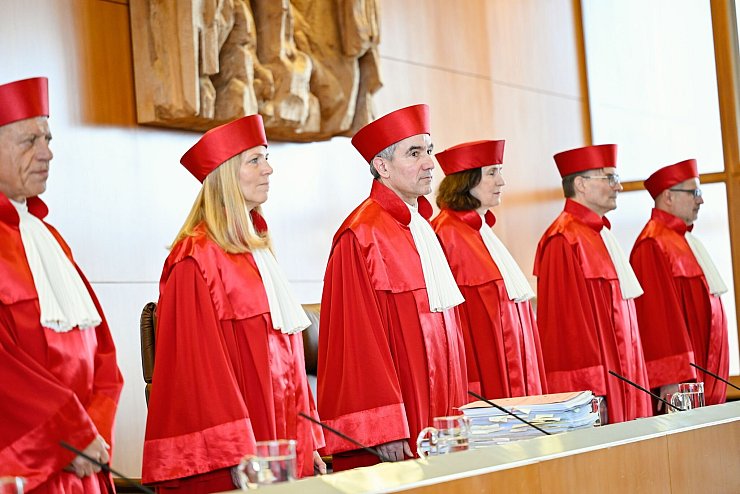 Der Erste Senat nimmt sich die Altersgrenze vor. - © Uwe Anspach/dpa