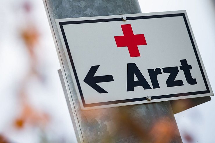 Ärzte fordern eine Strafgebühr für Patienten, die gebuchte Termine beim Arzt nicht wahrnehmen. (Symbolbild) - © Tom Weller/dpa