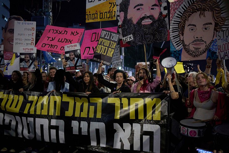 Erneut gehen in Israels Tausende Menschen für die Feilassung der Hamas-Geiseln auf die Straße. - © Maya Alleruzzo/AP/dpa