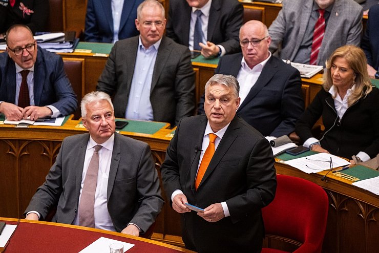 Ministerpräsident Viktor Orban (r) spricht im Parlament in Budapest. - © Marton Monus/dpa