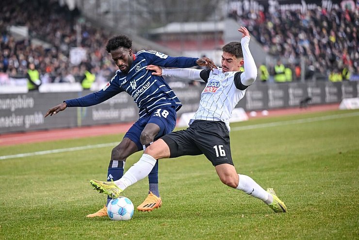 Hamburgs Bakery Jatta (l) in Aktion gegen Ulms Aaron Keller. - © Harry Langer/dpa