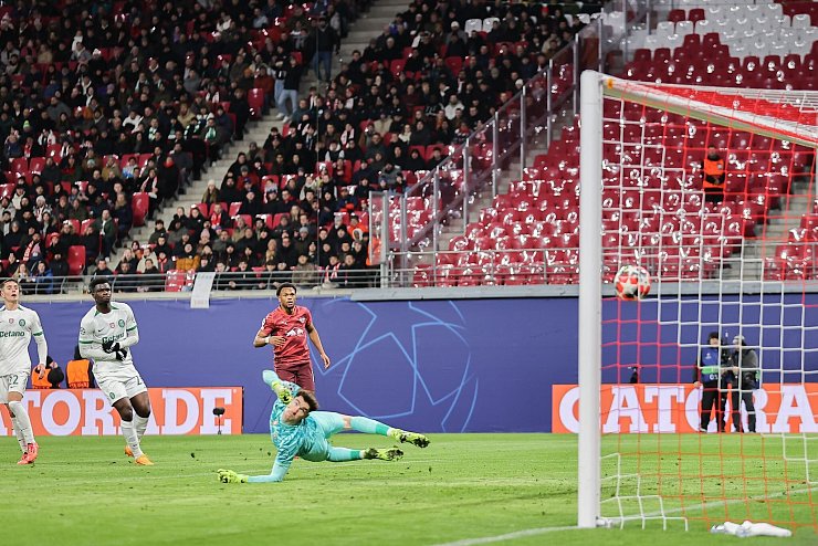 Der Ball ist im Netz - aber das 2:0 durch David Raum zählt wegen einer Abseitsstellung nicht. - © Andreas Gora/dpa