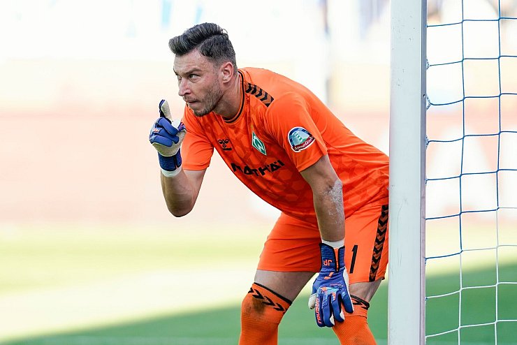 Demnächst bei PAOK Saloniki im Tor? Der langjährige Werder-Torwart Jiri Pavlenka steht vor einem Wechsel nach Griechenland. - © Uwe Anspach/dpa