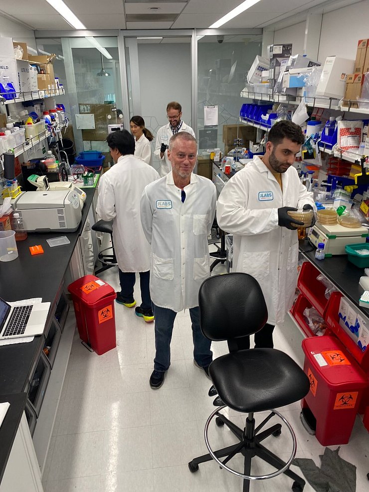 Der US-Amerikaner Tim Friede (M) ist inzwischen bei Centivax angestellt. - © Jacob Glanville/Centivax/dpa