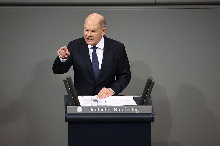 Bundeskanzler Olaf Scholz (SPD) nutzt seine Rede über die Vertrauensfrage im Bundestag für eine harte Attacke gegen die FDP. (Archivbild) - © Christoph Soeder/dpa
