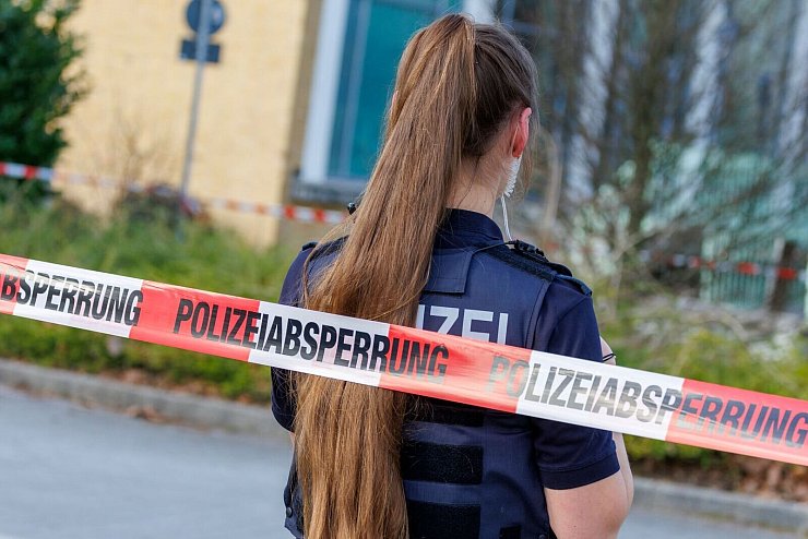 In der Nähe der Historischen Stadthalle in Wuppertal hat die Polizei mehrere Schüsse auf ein Fluchtauto abgegeben, die mutmaßlichen Täter entkamen. - © Christoph Reichwein/dpa