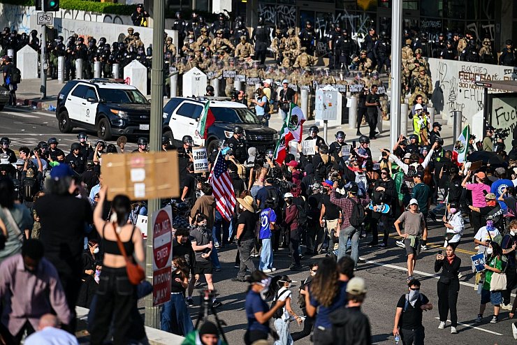 Menschen protestieren gegen die US-Migrationspolitik in Downtown LA. - © Maximilian Haupt/dpa