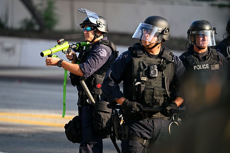 Polizisten sind bei Protesten in Downtown LA im Einsatz. - © Maximilian Haupt/dpa