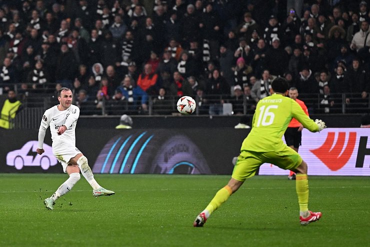Mario Götze traf gegen Ajax Amsterdam aus etwa 40 Metern zum 4:1-Endstand. - © Arne Dedert/dpa