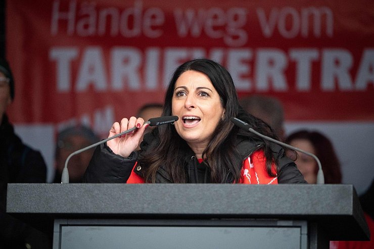 Betriebsratschefin Daniela Cavallo spricht von einem Vorgeschmack auf das, was ab Dezember auf VW zukommen könnte. - © Alicia Windzio/dpa