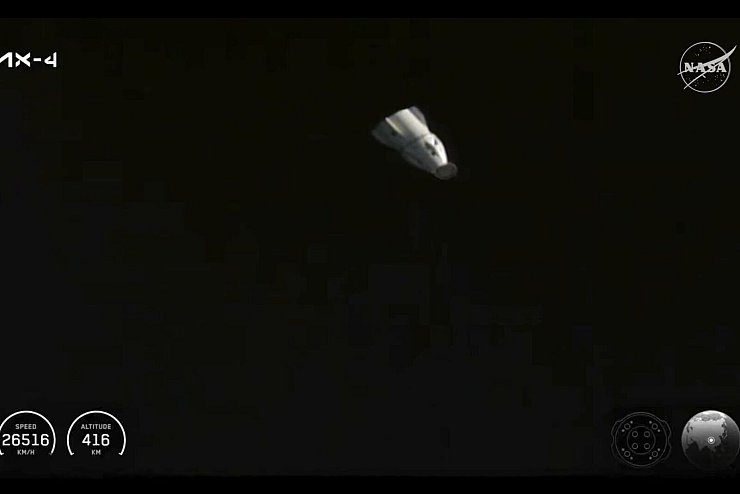 Die SpaceX-Kapsel beim Abdocken von der Internationalen Raumstation ISS - © Uncredited/NASA and Axiom Space via AP/dpa