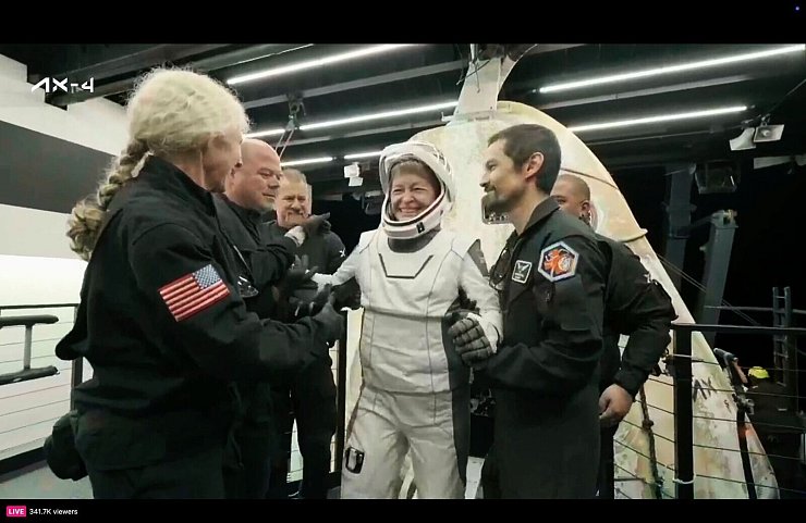 Die Kommandantin der Axiom-Crew, Peggy Whitson, beim Verlassen der SpaceX-Kapsel auf einem Bergungsschiff. - © Uncredited/SpaceX via AP/dpa