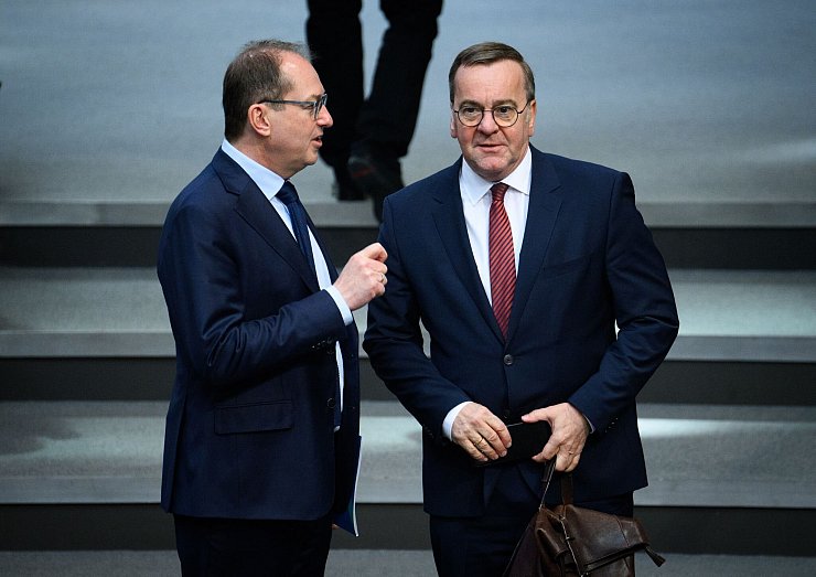 Zwei mit Erfahrung als Bundesminister: Alexander Dobrindt (l, CSU) und Boris Pistorius (SPD). (Archivbild) - © Bernd von Jutrczenka/dpa