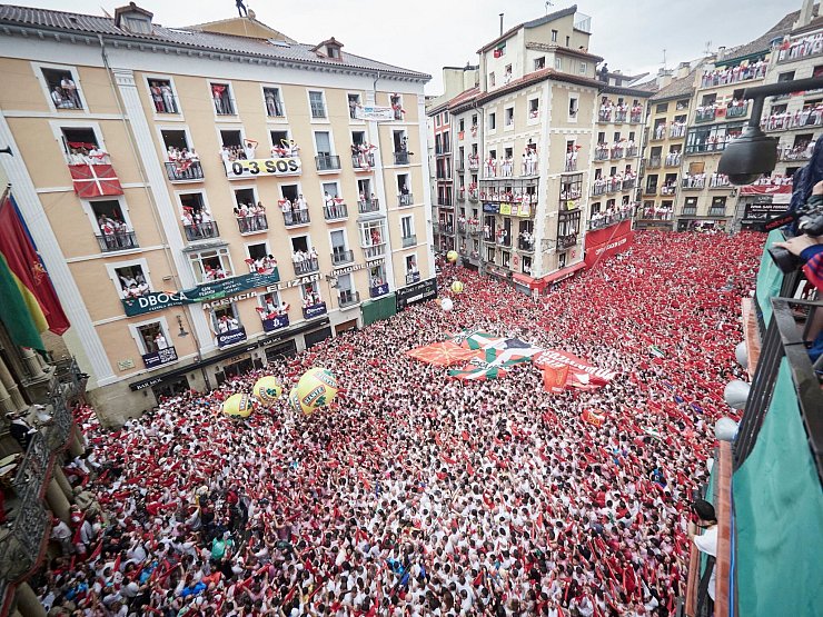 Mit der Explosion eines traditionellen Feuerwerks wird das neuntägige Stadtfest San Fermín mit den berühmten Stierläufen in Pamplona eröffnet. (Archivbild) - © Eduardo Sanz/EUROPA PRESS/dpa