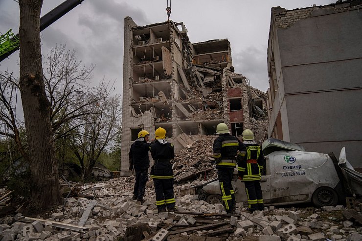 Russische Raketen- und Drohnenangriffe haben viele ukrainische Städte getroffen. (Archivbild) - © Francisco Seco/AP/dpa