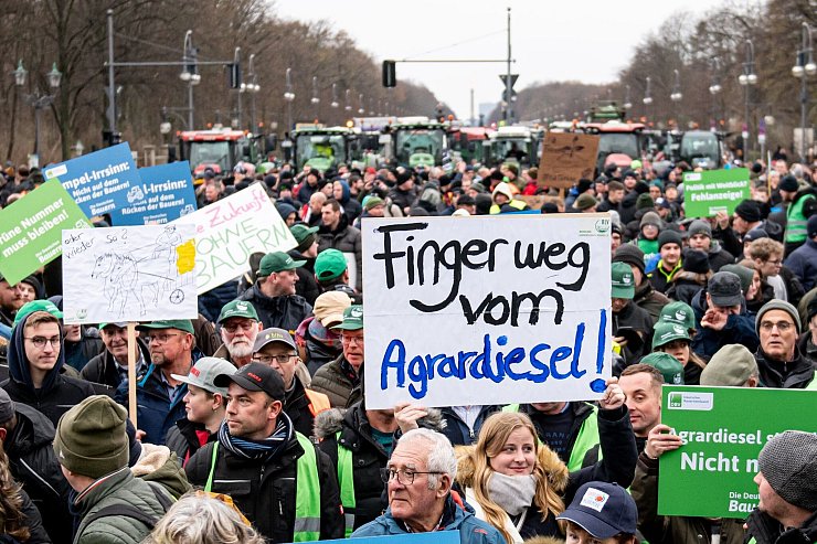 Auf einer Demonstration des Deutschen Bauernverbandes unter dem Motto «Zu viel ist zu viel! Jetzt ist Schluss!» hält jemand ein Schild mit der Aufschrift „Finger weg vom Agrardiesel“ hoch. - © Fabian Sommer/dpa