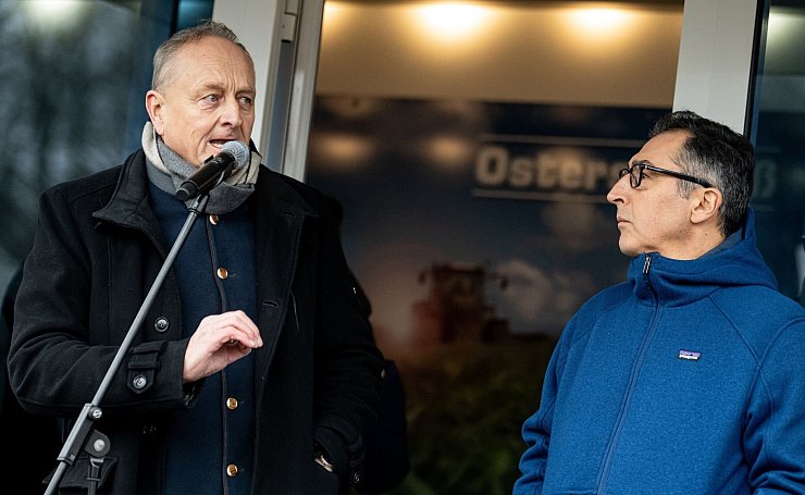 Bauernverbandspräsident Joachim Rukwied (l) und Landwirtschaftsminister Cem Özdemir (Bündnis 90/Die Grünen) stehen bei der Demonstration des Deutschen Bauernverbandes unter dem Motto «Zu viel ist zu viel! Jetzt ist Schluss!» auf der Bühne. - © Fabian Sommer/dpa