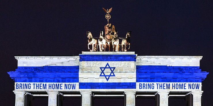 Auch am Brandenburger Tor wurde der Geiseln gedacht und ihre Freilassung gefordert. - © Britta Pedersen/dpa