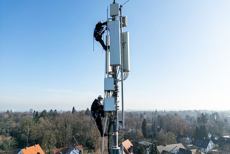 Hoch hinaus müssen diese Telekom-Techniker klettern. (Archivbild) - © Daniel Karmann/dpa