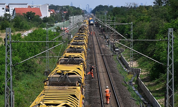 Bei der Sanierung der Riedbahn kamen schwere Spezialmaschinen zum Einsatz, wie die RPM-RS-900, genannt: «Katharina die Große». (Archivbild) - © Arne Dedert/dpa