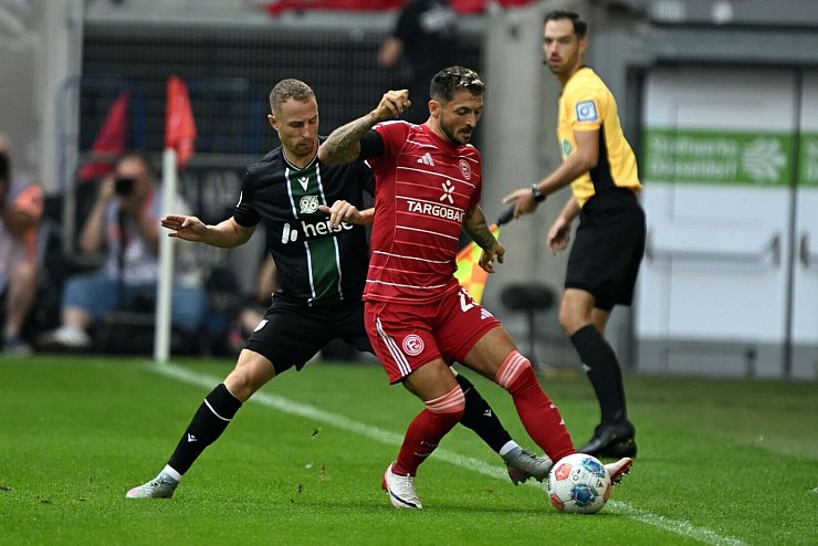 Die erste Halbzeit zwischen Fortuna Düsseldorf und Hannover 96 war größtenteils ausgeglichen. - © Federico Gambarini/dpa