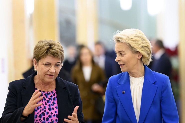Es sei gelungen, «ausgewogene» Lösungen zu erarbeiten, sagte die Schweizer Präsidentin Viola Amherd (l). - © Alessandro Della Valle/KEYSTONE/dpa