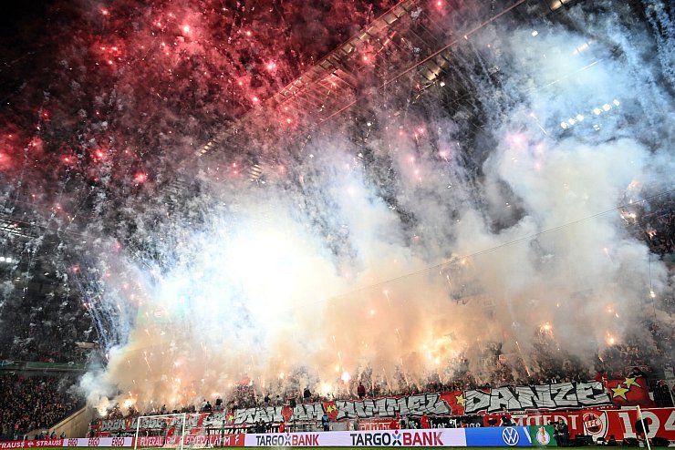 Für die gezündete Pyrotechnik beim Pokalspiel gegen Hertha BSC mussten die Kölner schon weit über 300.000 Euro bezahlen - © Federico Gambarini/dpa