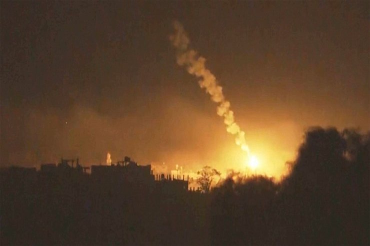 Vom Süden Israels aus sind heftige Explosionen im Gazastreifen zu sehen. - © Uncredited/AP/dpa
