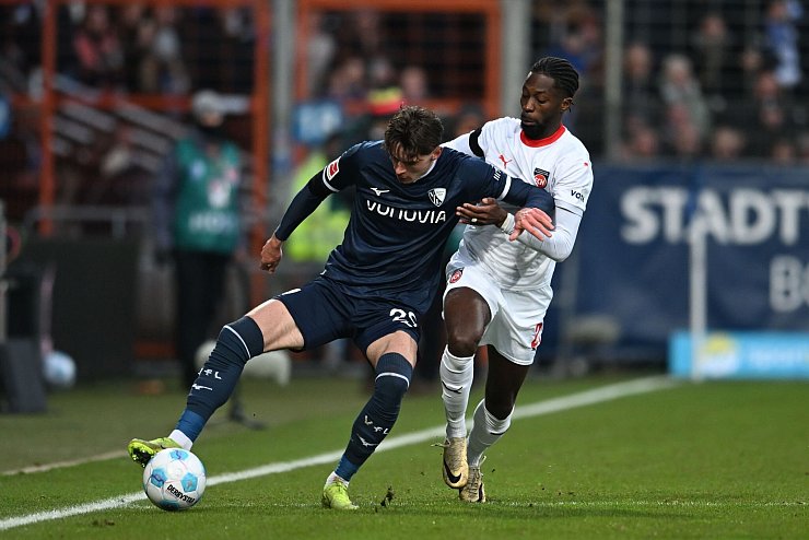 Moritz Broschinski (l) traf zum 1:0 für Bochum. - © Fabian Strauch/dpa