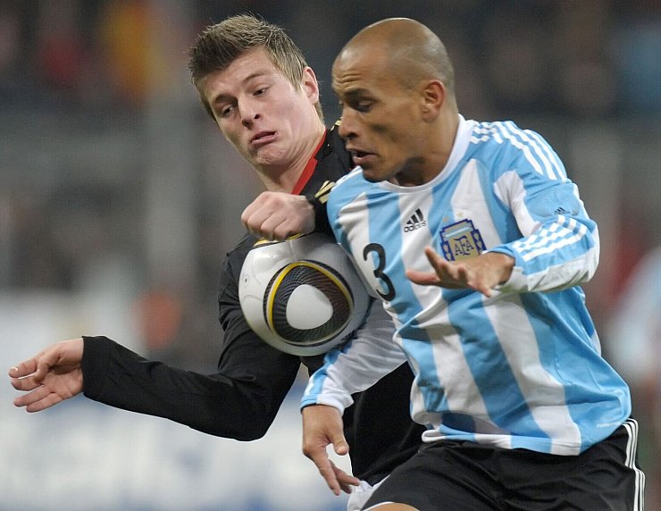 Im Testspiel gegen Argentinien am 3. M&auml;rz 2010 feierte Toni Kroos sein Nationalmannschafts-Deb&uuml;t. - &copy; picture alliance / dpa