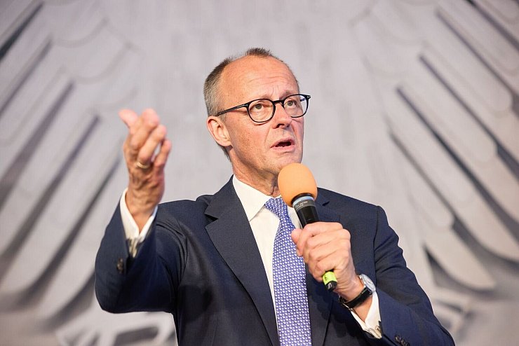 In diesem Jahr wird Friedrich Merz als Bundeskanzler die Rede bei der zentralen Feier zum Tag der Deutschen Einheit halten. (Archivbild) - © Georg Wendt/dpa
