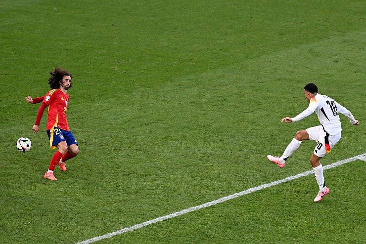 Cucurellas berühmtes Handspiel: Nach einem Bericht der UEFA-Schiedsrichterkommission hätte es in dieser vieldiskutierten Szene des EM-Viertelfinals Elfmeter für Deutschland geben müssen. - © Bernd Weißbrod/dpa