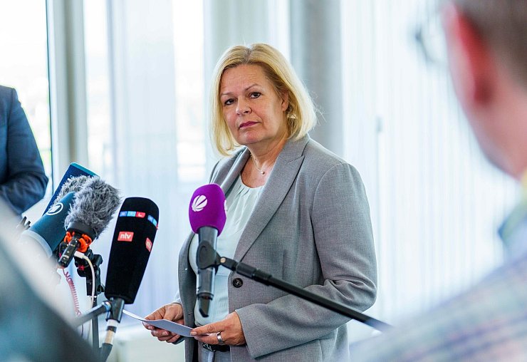 Die geschäftsführende Bundesinnenministerin, Nancy Faeser (SPD), sagt, das Gutachten des Bundesamtes für Verfassungsschutz habe das Ministerium erst am vergangenen Montag erreicht. - © Andreas Arnold/dpa
